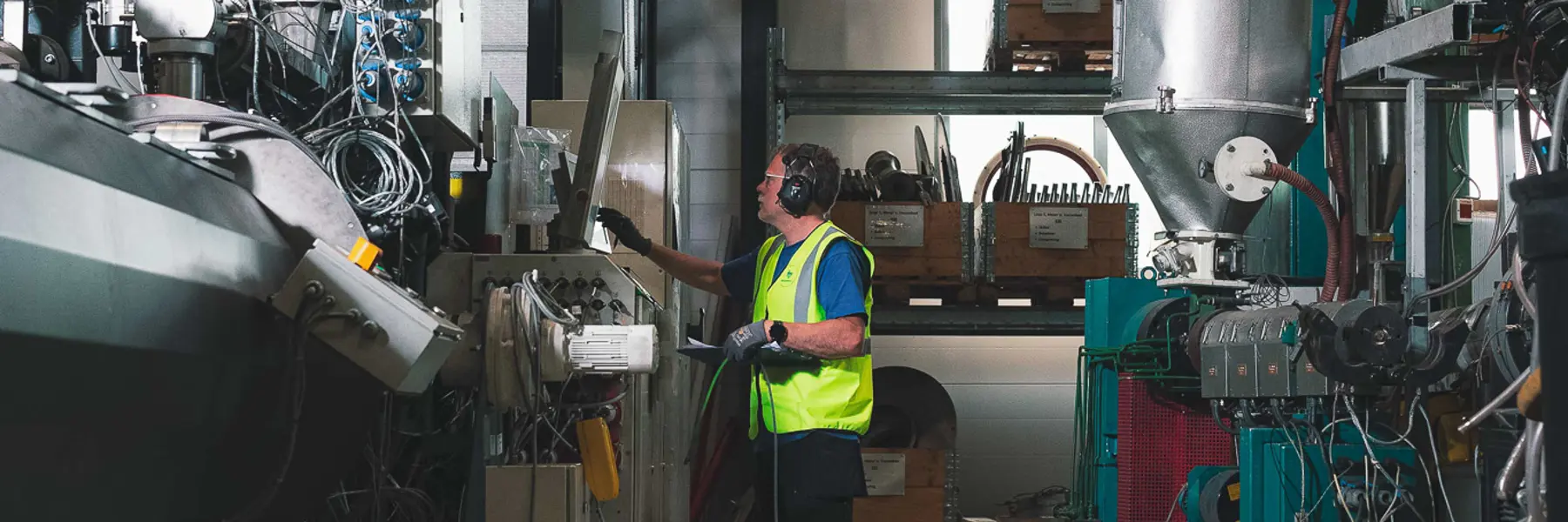 Person jobber på ekstruderlinjen i produksjonen